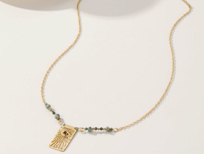 Gouden ketting met groene stenen