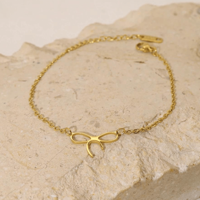 Gouden armbandje met strikje.